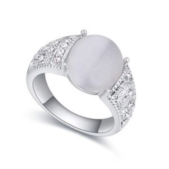 Jewelry - Silver Rhinestone Ring Size 7.5